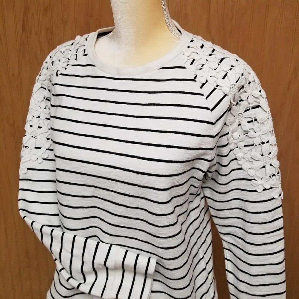 Striped sweatshirt with crochet lace shoulders